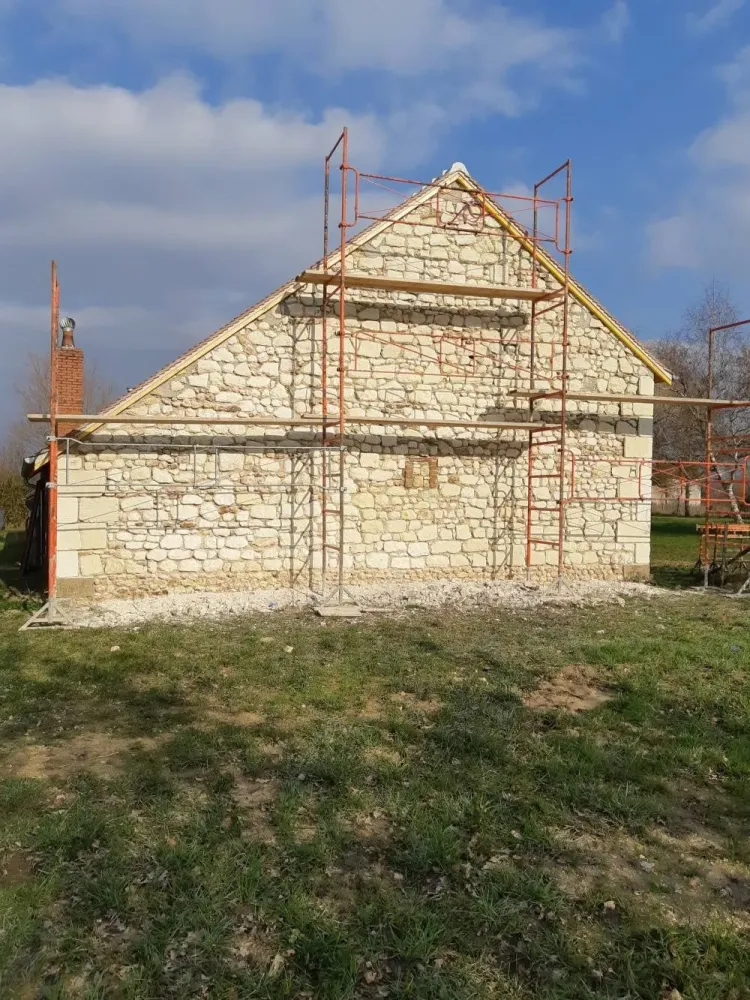 Maçon près de Seigy
