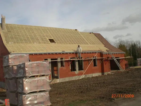 Maison en brique en construction avant