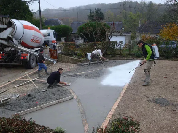 Parking bétonné avant